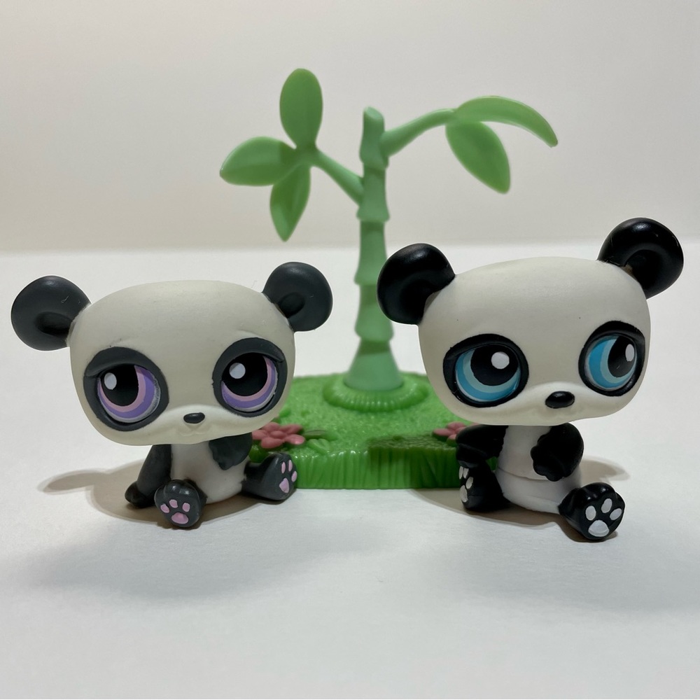 Hasbro Littlest Pet Shop Pairs - Twin Panda Bears with Bamboo Tree.